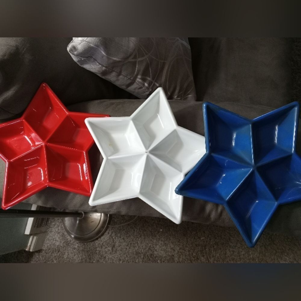 Patriotic 8.5" plastic serving bowls.